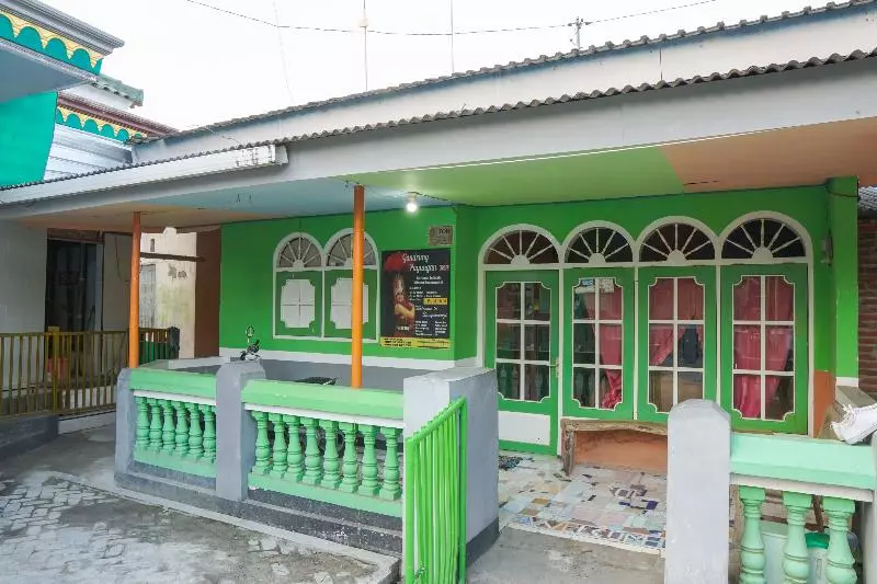 ユースホステル Spot On 1762 Gandrung Payungan Family Inn