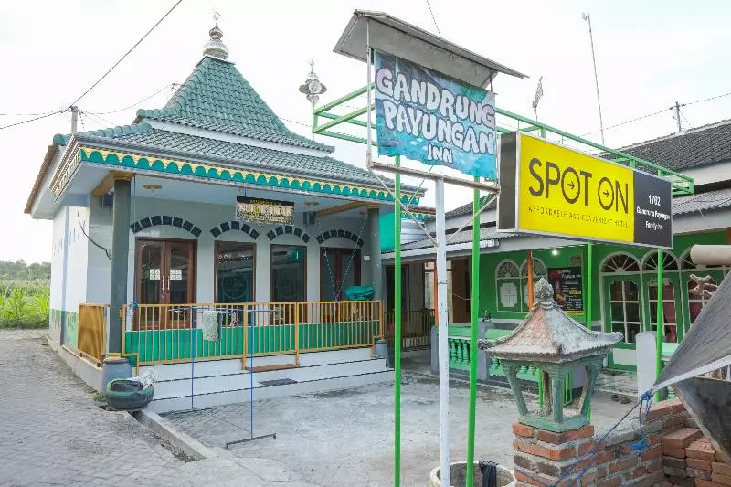 ユースホステル Spot On 1762 Gandrung Payungan Family Inn