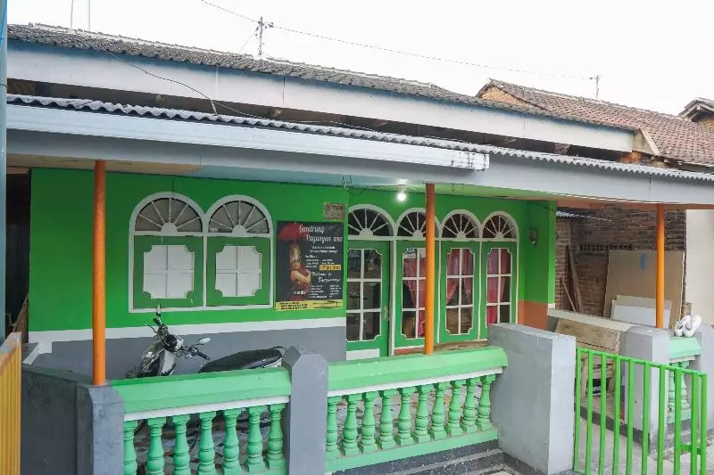 ユースホステル Spot On 1762 Gandrung Payungan Family Inn