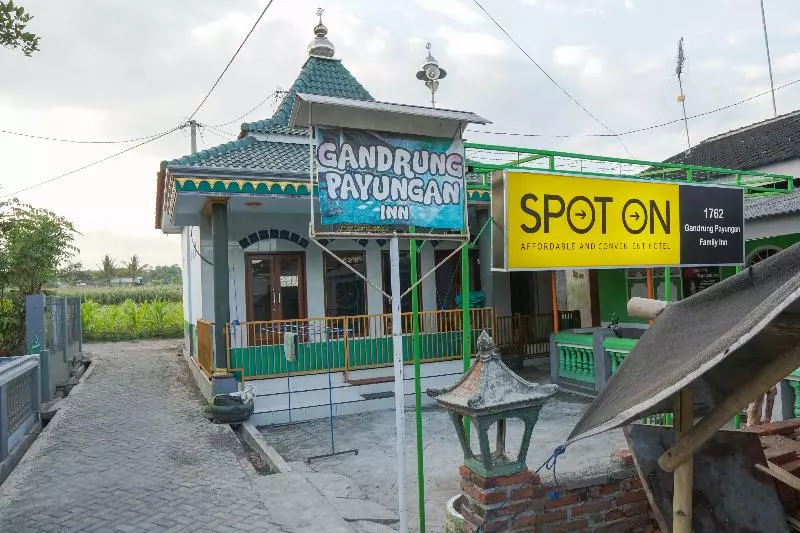 ユースホステル Spot On 1762 Gandrung Payungan Family Inn