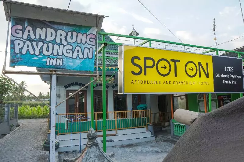 ユースホステル Spot On 1762 Gandrung Payungan Family Inn