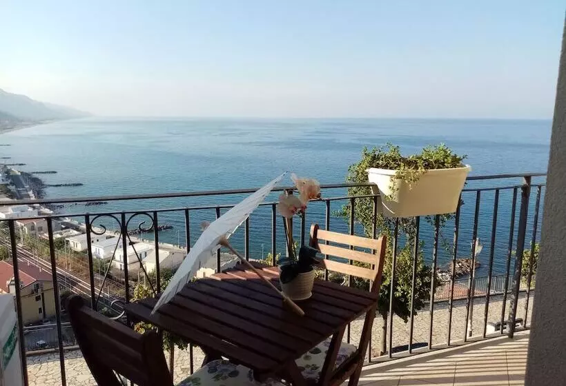 Majatalo Un Oblò Sul Mare