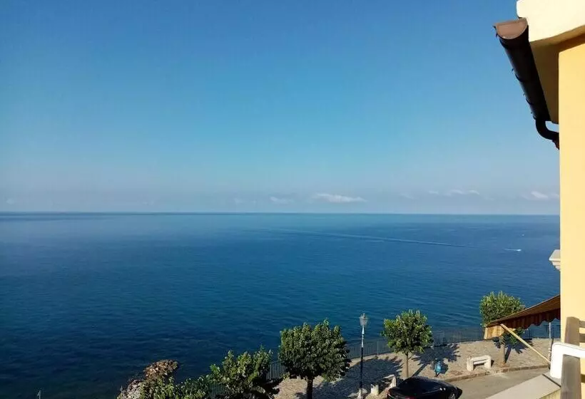 Majatalo Un Oblò Sul Mare