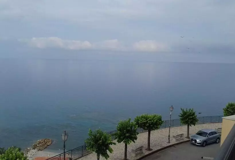 Majatalo Un Oblò Sul Mare