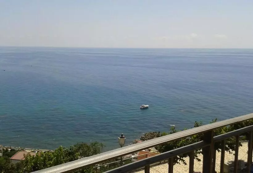 Majatalo Un Oblò Sul Mare