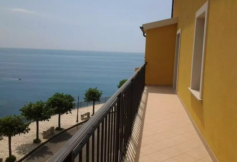 Majatalo Un Oblò Sul Mare