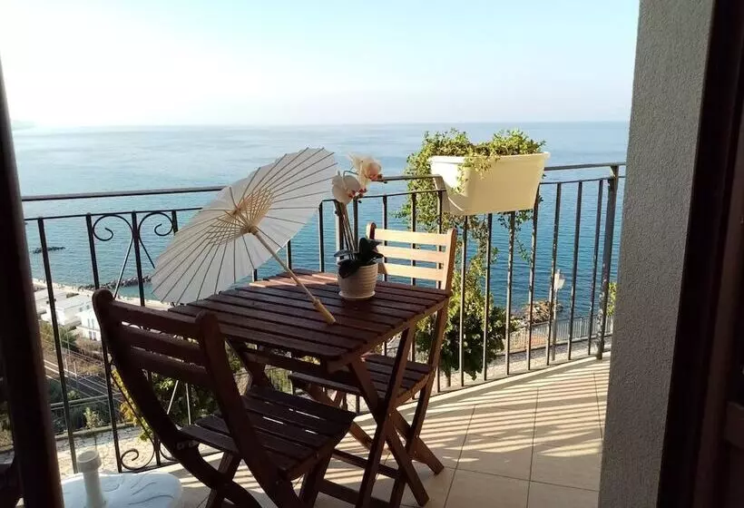 Majatalo Un Oblò Sul Mare