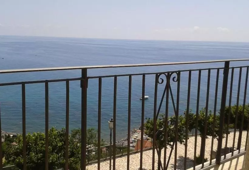 Majatalo Un Oblò Sul Mare