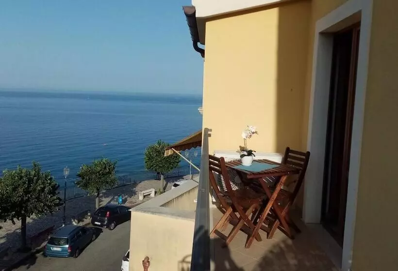 Majatalo Un Oblò Sul Mare