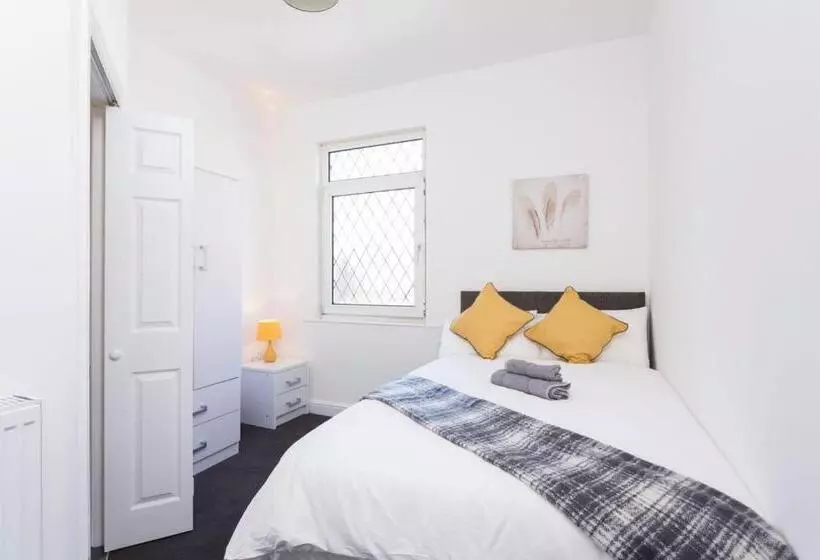 ペンション Townhouse @ 76 Clare Street Stoke
