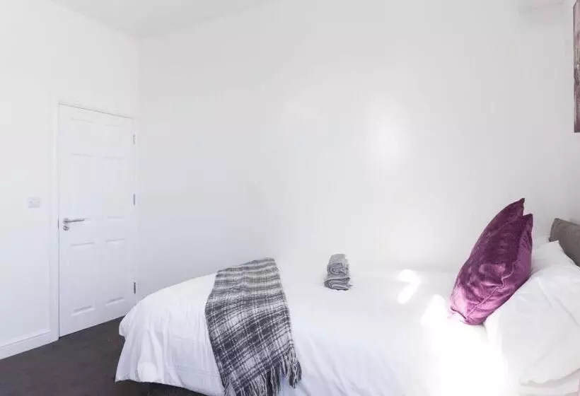 ペンション Townhouse @ 76 Clare Street Stoke