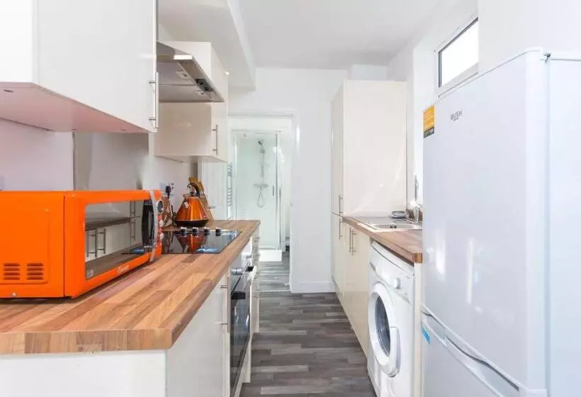 ペンション Townhouse @ 76 Clare Street Stoke