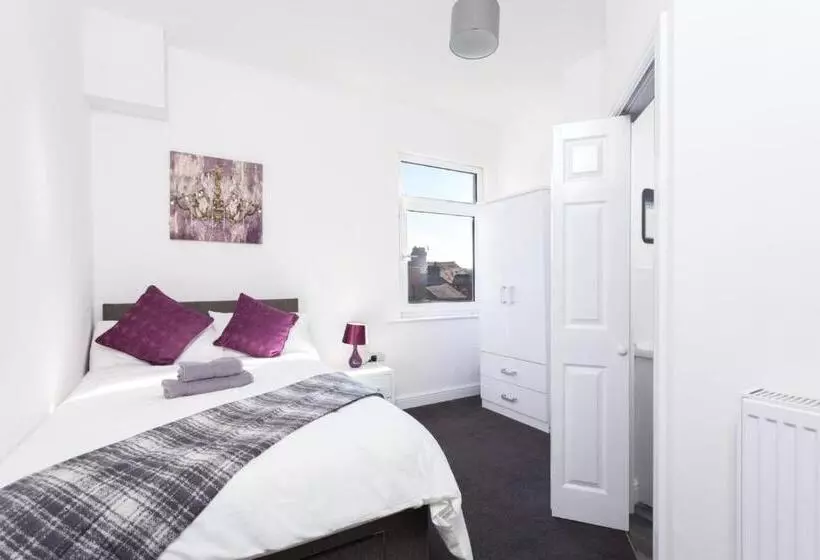 ペンション Townhouse @ 76 Clare Street Stoke