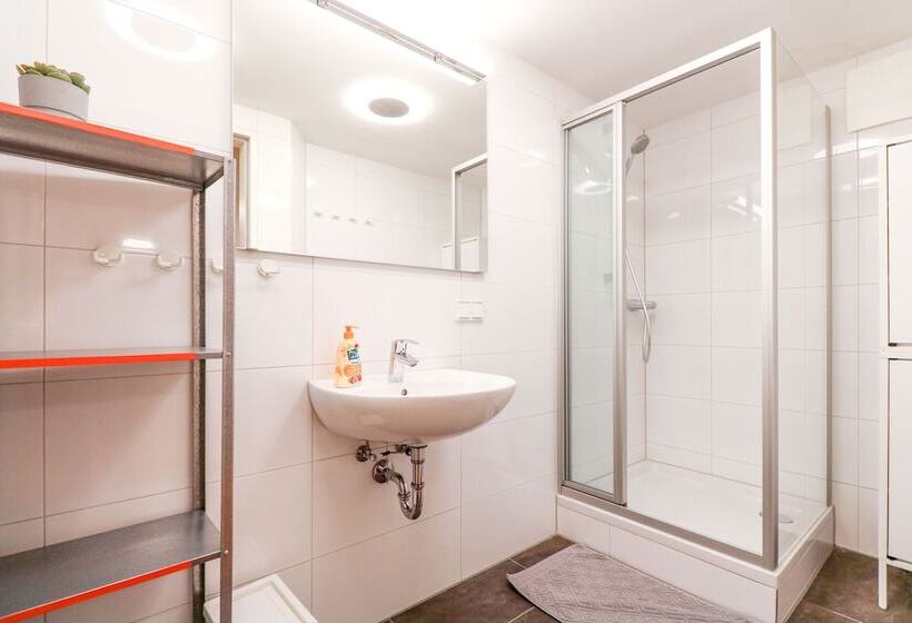 Sunny Hostel Room For 3