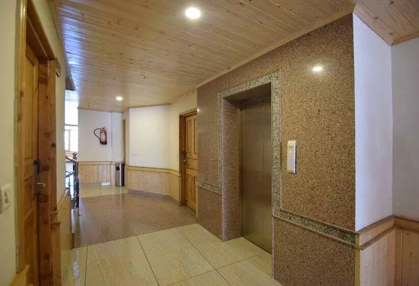 Hotelli Oyo 11618 Sarthak Regency