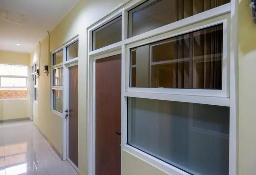 Hotelli Reddoorz @ Jalan Bali Cilacap