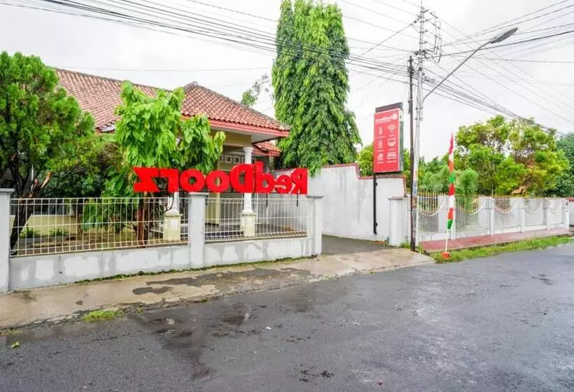 Hotelli Reddoorz @ Jalan Bali Cilacap