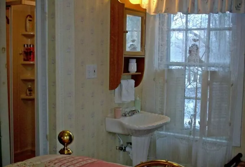 Nichols Guest House B & B