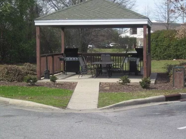 Отель Intown Suites Extended Stay Greenville Nc