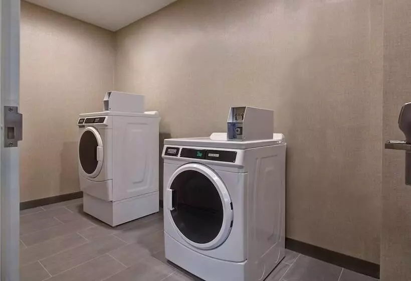 هتل Hampton Inn By Hilton Brockville