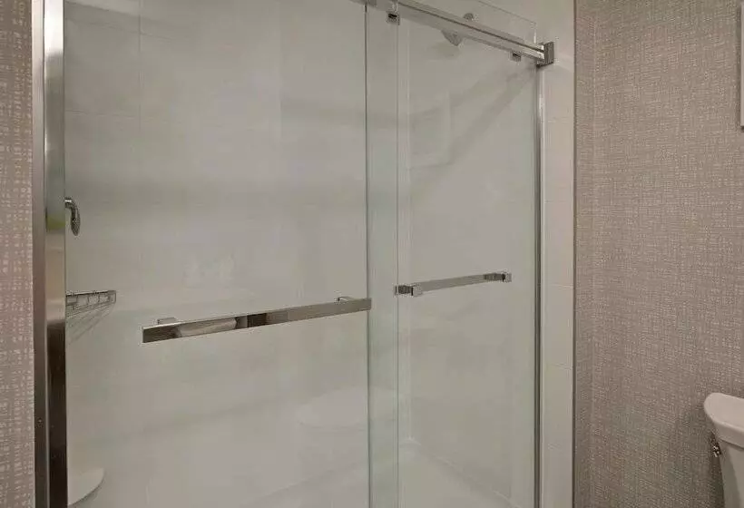 هتل Hampton Inn By Hilton Brockville