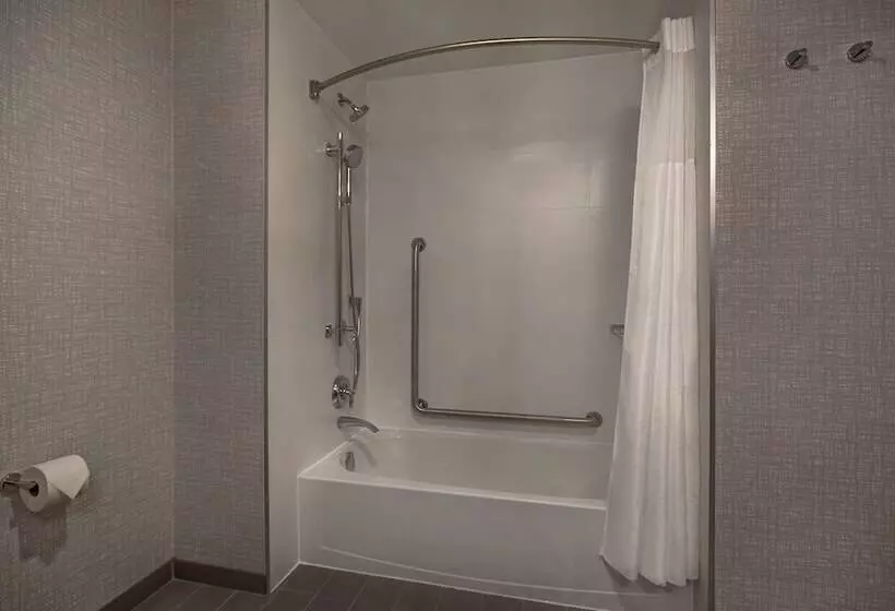 هتل Hampton Inn By Hilton Brockville