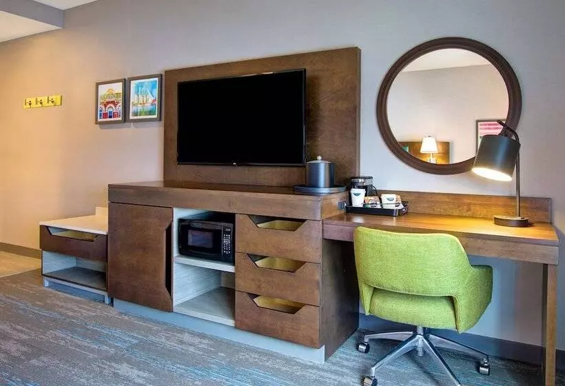 هتل Hampton Inn By Hilton Brockville