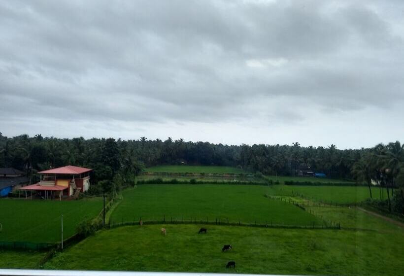 בית מלון כפרי Ambika International Byndoor