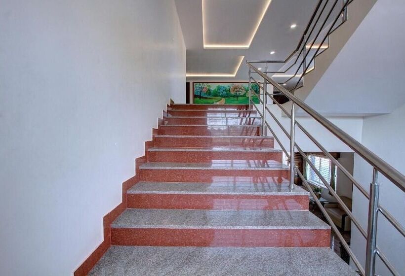 בית מלון כפרי Ambika International Byndoor