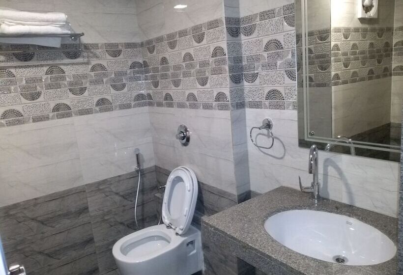 בית מלון כפרי Ambika International Byndoor