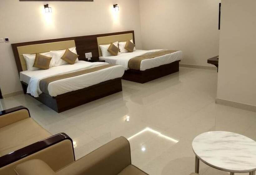 בית מלון כפרי Ambika International Byndoor