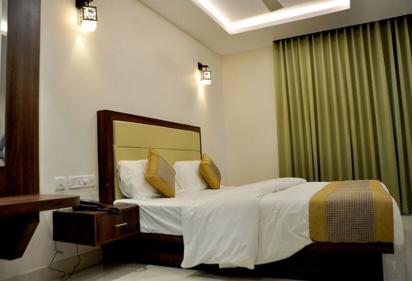 בית מלון כפרי Ambika International Byndoor