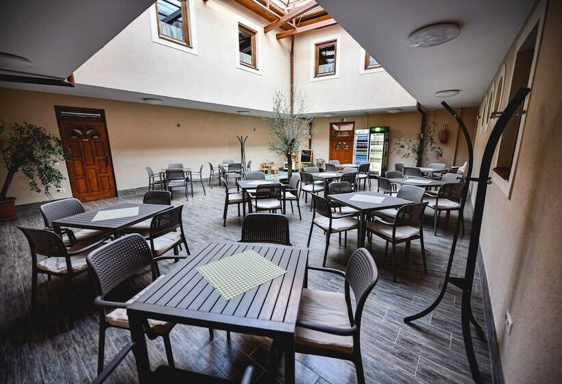 مبيت وإفطار Végvári Hotel Eger