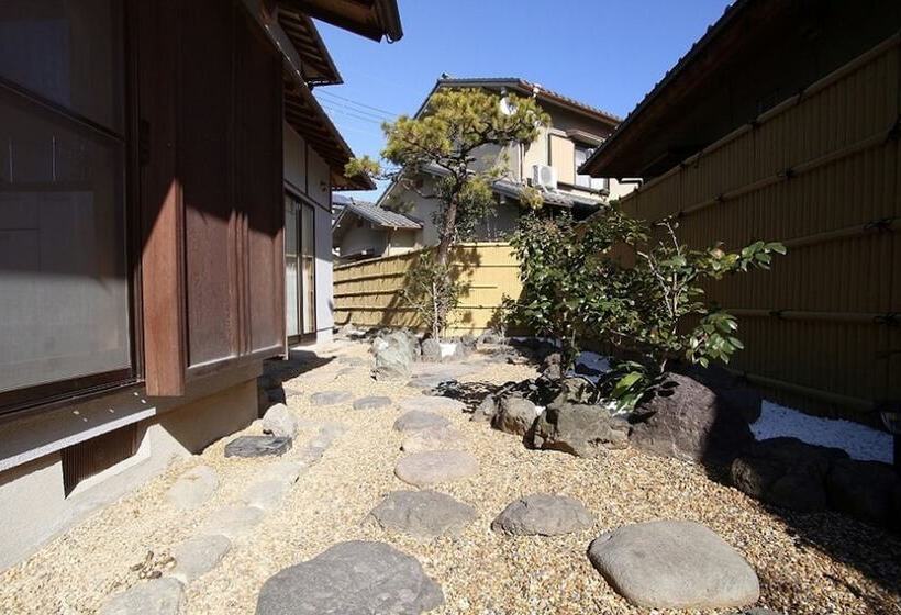 בית מלון כפרי Bond   Hostel