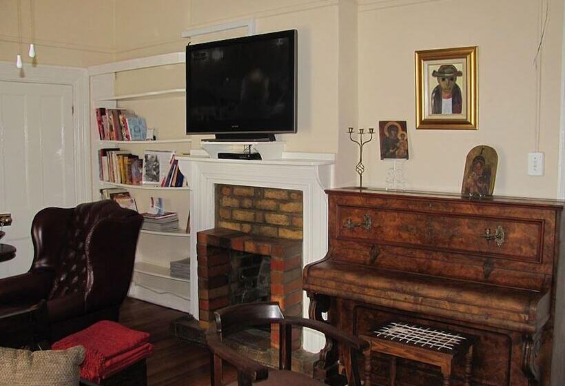 住宿加早餐  Stellar Dust Guesthouse Previously The Blue Moon Guesthouse