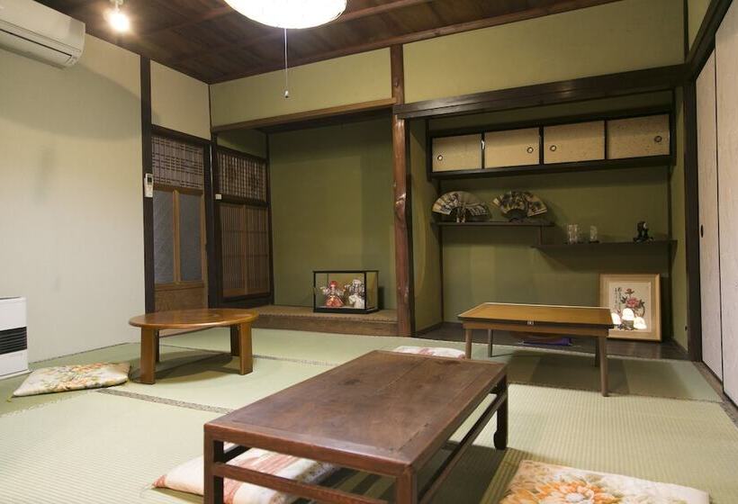 פנסיון Female Only Guesthouse Tomariya