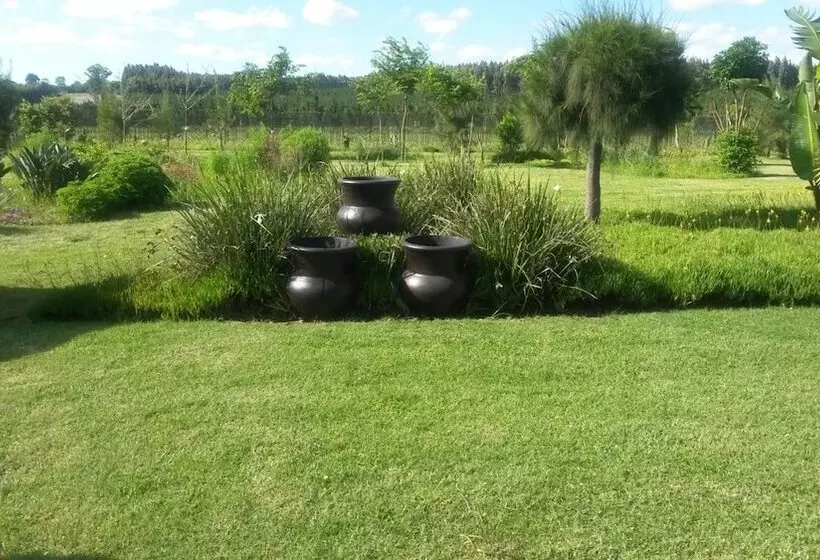 تختخواب و صبحانه African Flair Country Lodge