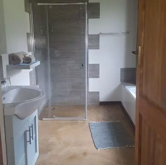 تختخواب و صبحانه African Flair Country Lodge