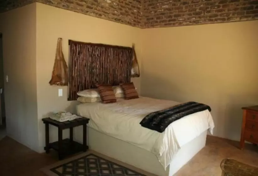 تختخواب و صبحانه African Flair Country Lodge