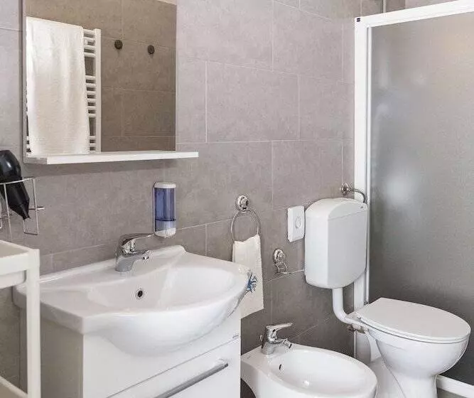 Hostelli Riviera Hub