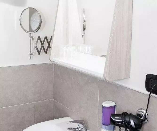 Hostelli Riviera Hub