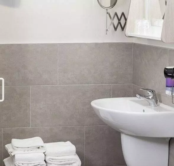 Hostelli Riviera Hub