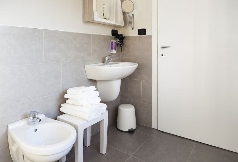 فندق فئة نجمة واحدة Riviera Hub