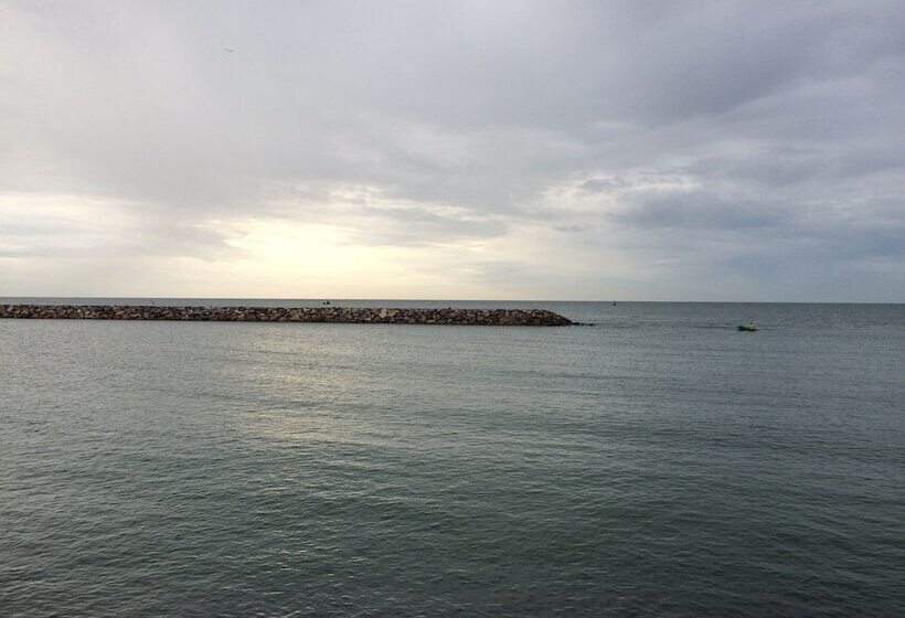 בית מלון כפרי Chomtalay Resort At Had Chaosamran Beach