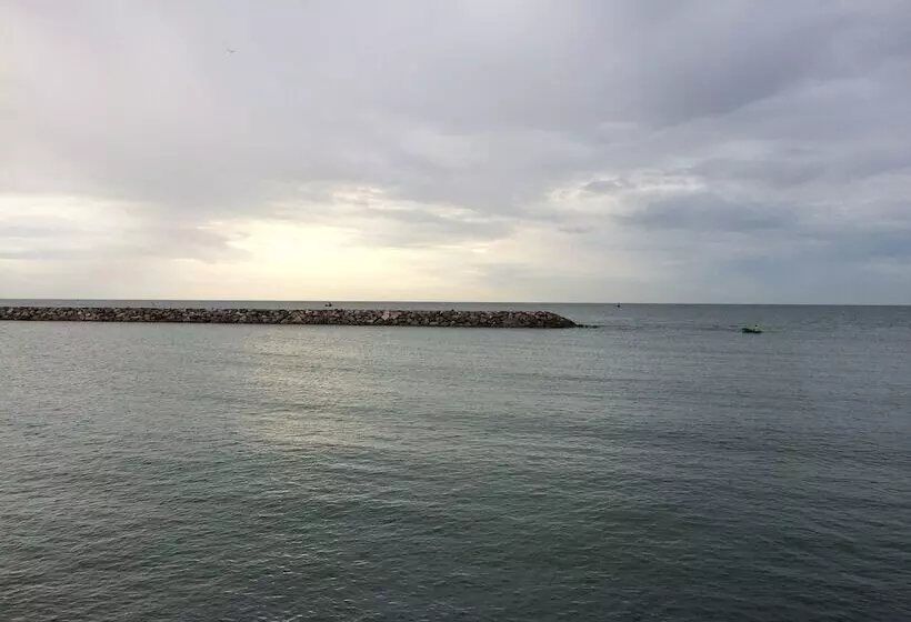 Hotelli Chomtalay Resort At Had Chaosamran Beach