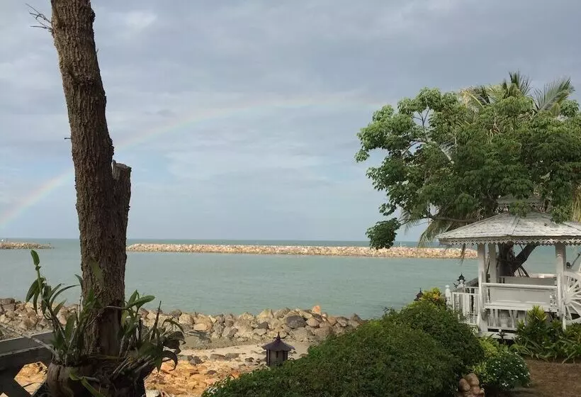 Hotelli Chomtalay Resort At Had Chaosamran Beach