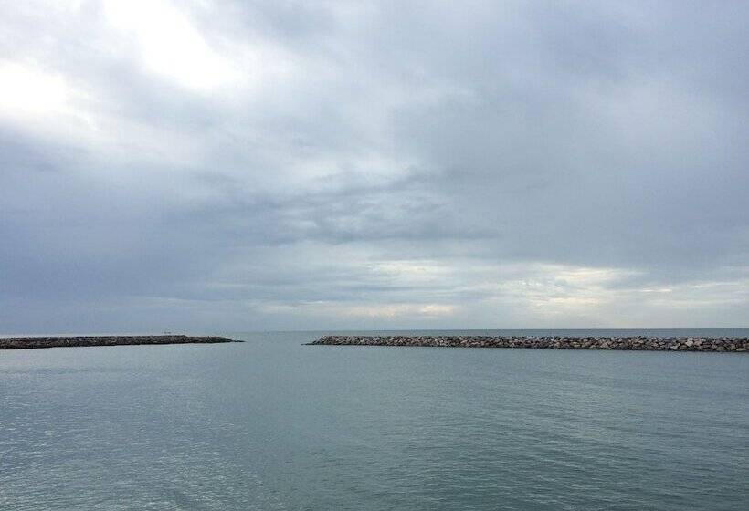 בית מלון כפרי Chomtalay Resort At Had Chaosamran Beach