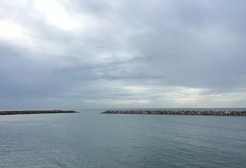 Hotelli Chomtalay Resort At Had Chaosamran Beach