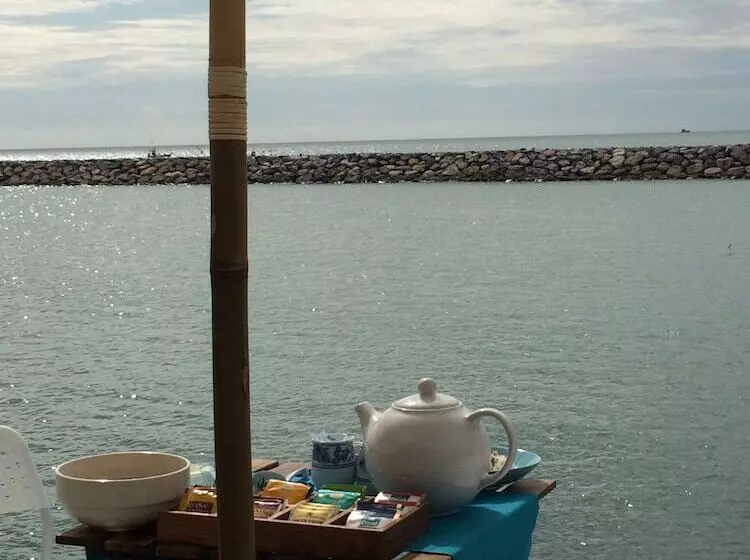 Hotelli Chomtalay Resort At Had Chaosamran Beach