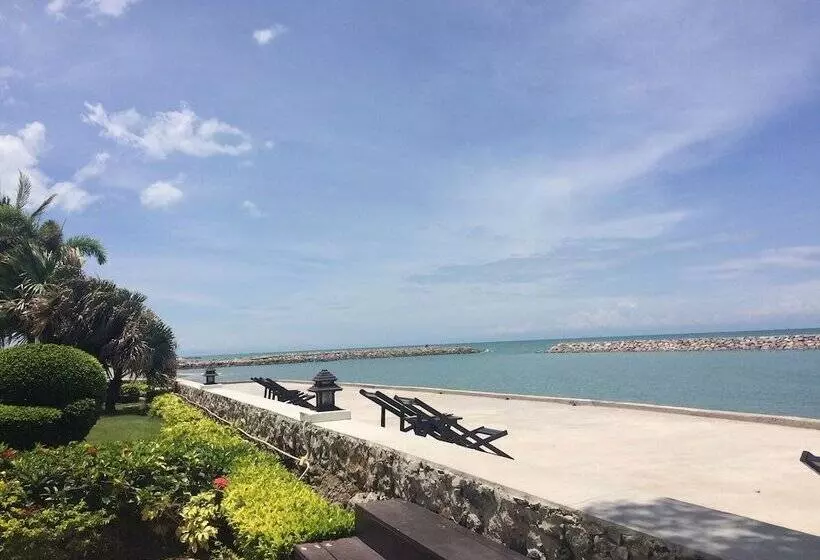 Hotelli Chomtalay Resort At Had Chaosamran Beach